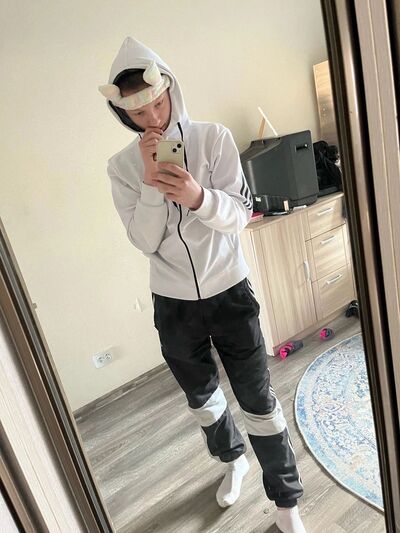  ,   Niki, 21 ,   