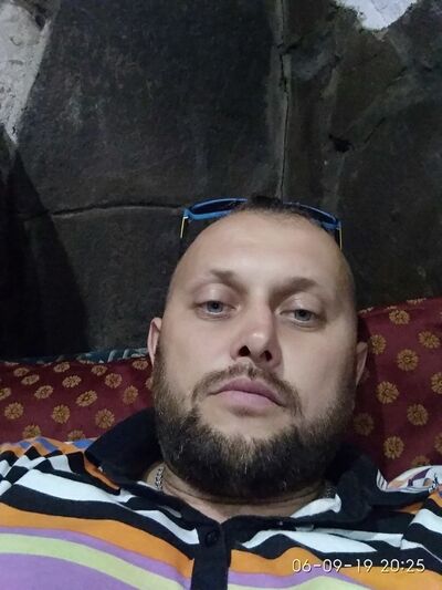  ,   Viktor, 43 ,   