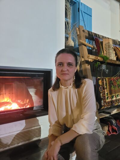  ,   Aliona, 44 ,   c 