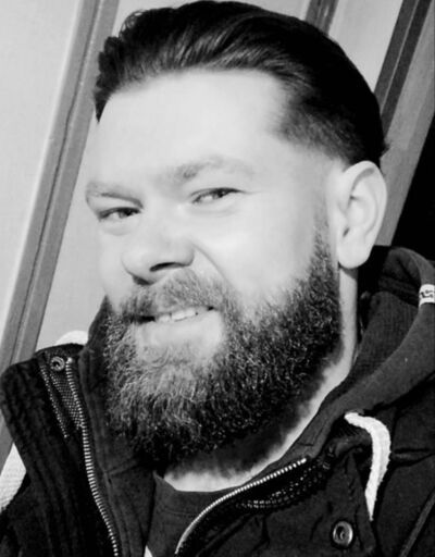  ,   Viktor, 37 ,  