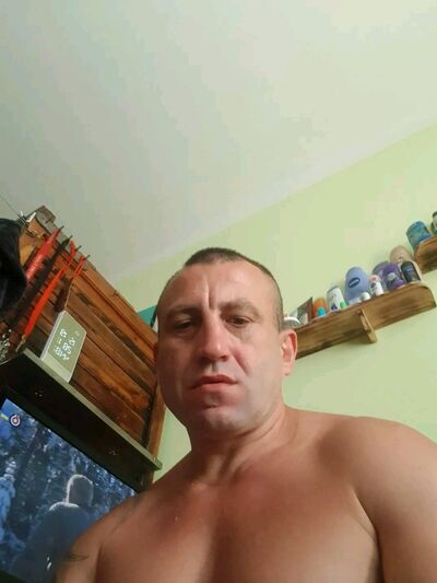  ,   Jurijus, 42 ,   ,   