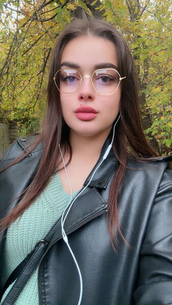  ,   Julia, 23 ,   c 