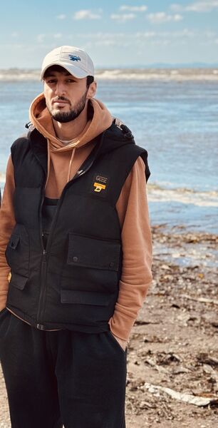  -,   Munir, 28 ,   ,   , c , 