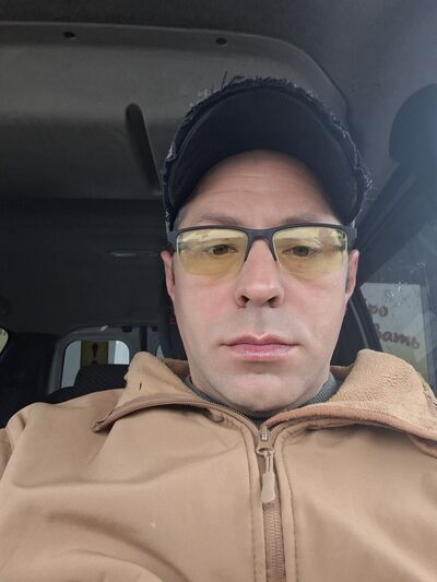  ,   Viktor, 44 ,   ,   