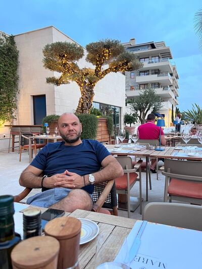  ,   Levon, 28 ,   ,   
