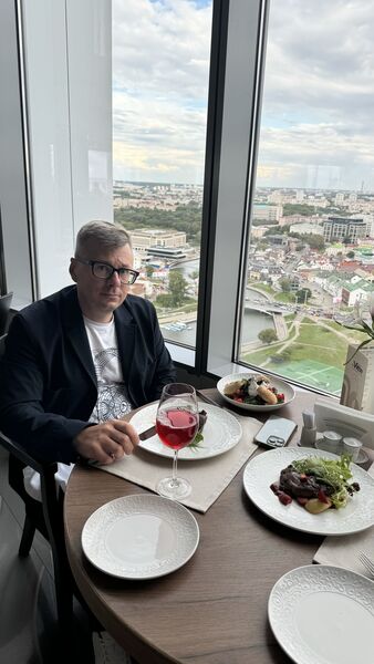  ,   Anton, 48 ,   , 