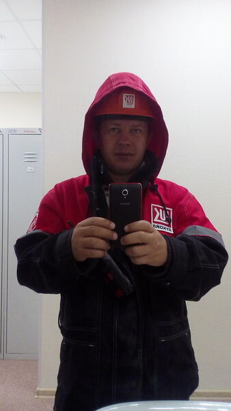  ,   Viktor, 44 ,   