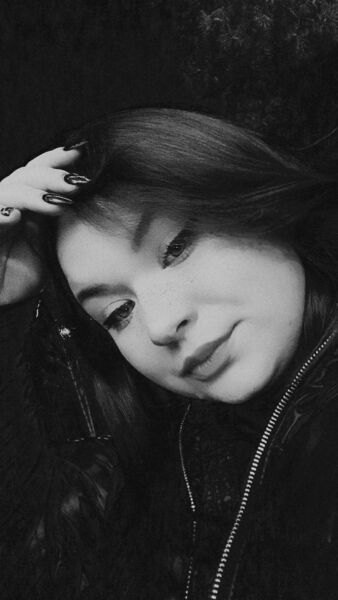  ,   Violetta, 21 ,  