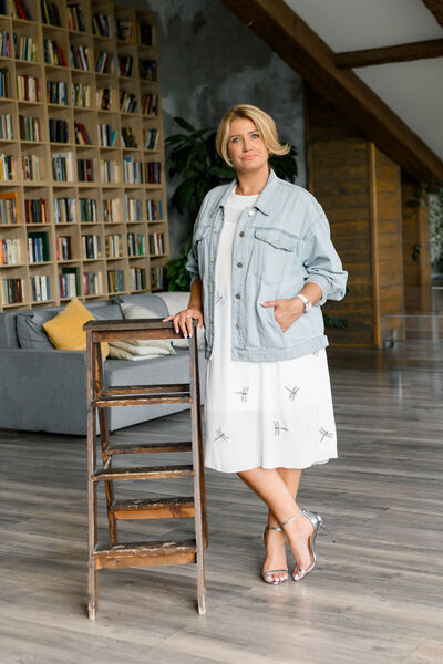  ,   Liz, 60 ,     