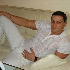  ,   Nik, 40 ,   