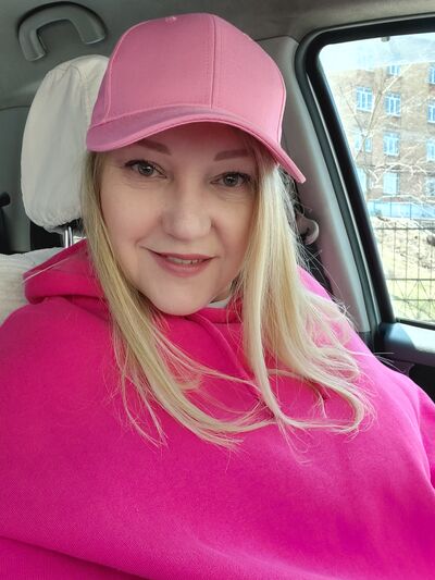  ,   Yliana, 43 ,   c 