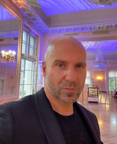  ,   Artur, 42 ,   ,   